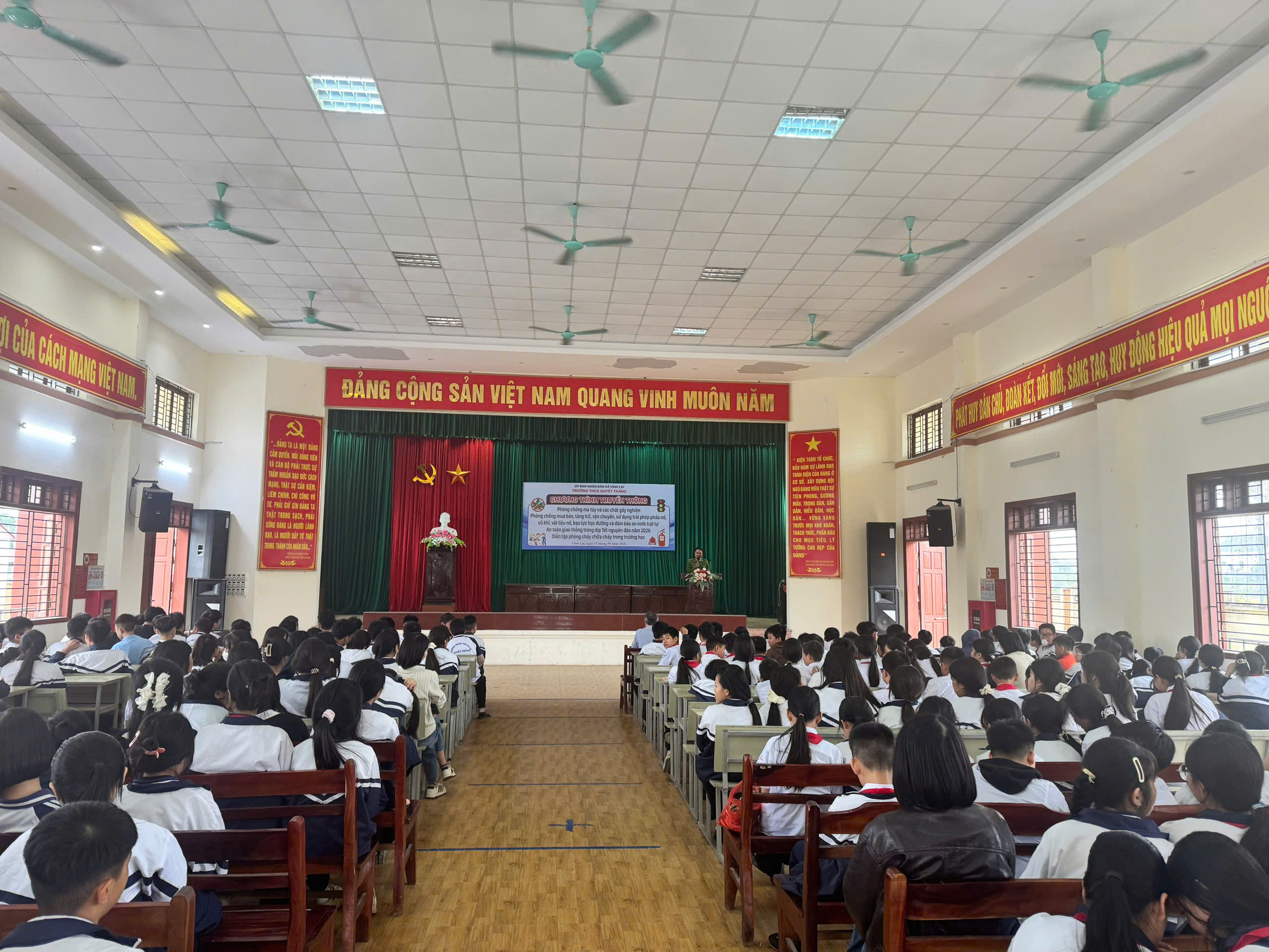 Công an xã Vĩnh Lại phối hợp tổ chức Chương trình truyền thông giáo dục pháp luật và an toàn giao thông tại THCS Quyết Thắng và Tân Hương